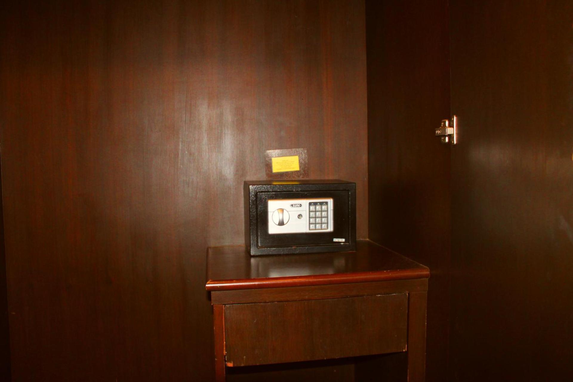 Hollywood Inn Hotel Patong Екстериор снимка
