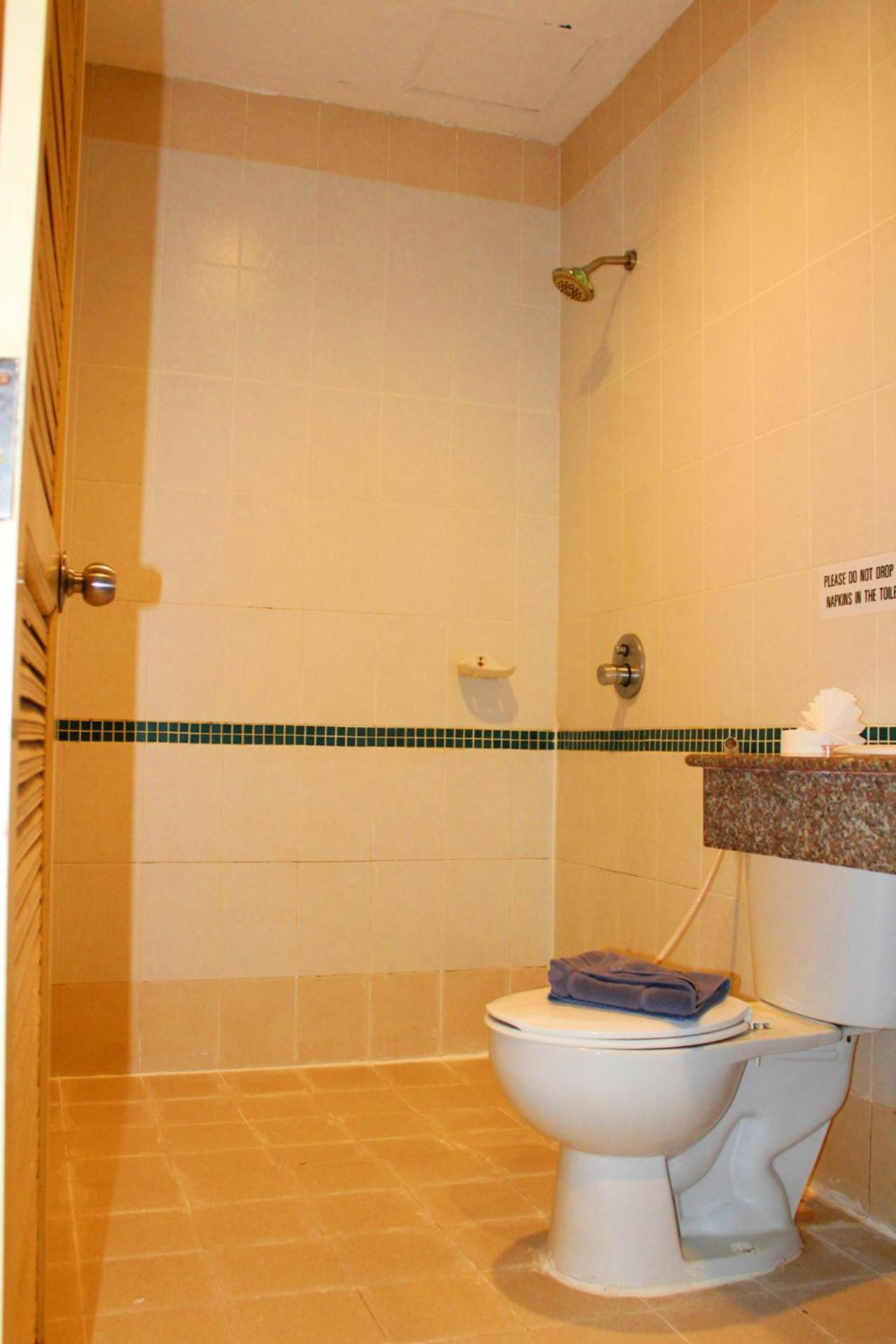 Hollywood Inn Hotel Patong Екстериор снимка