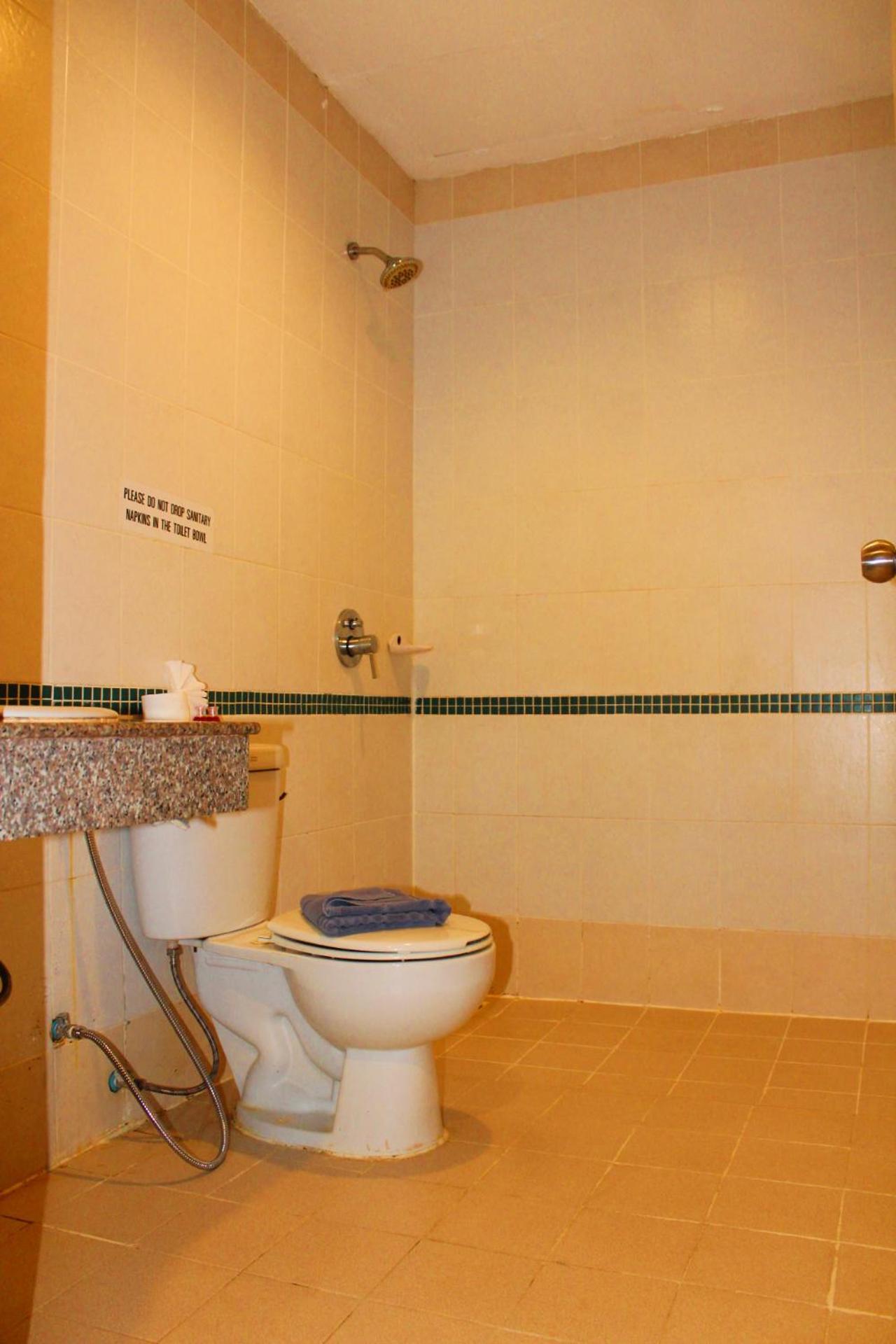 Hollywood Inn Hotel Patong Екстериор снимка