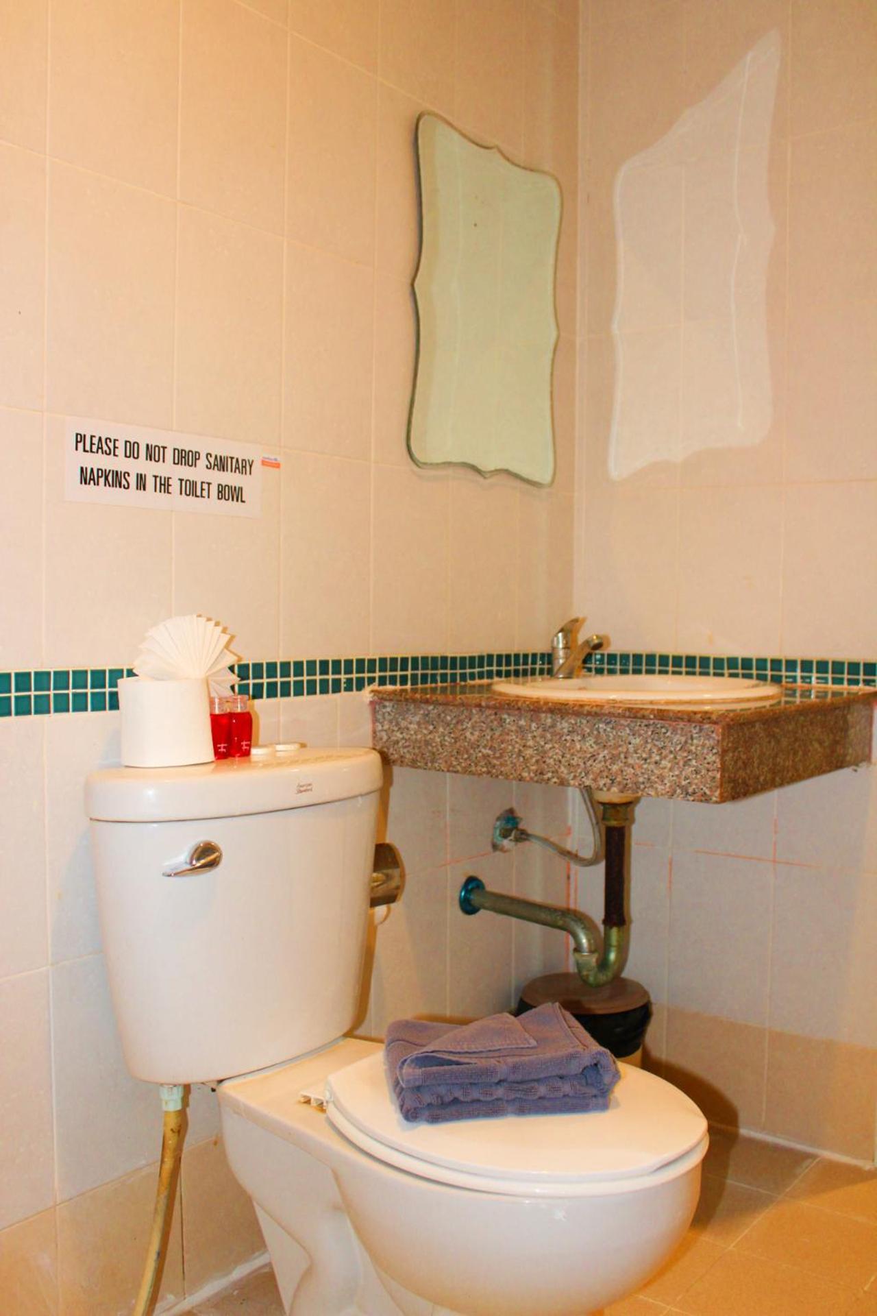 Hollywood Inn Hotel Patong Екстериор снимка