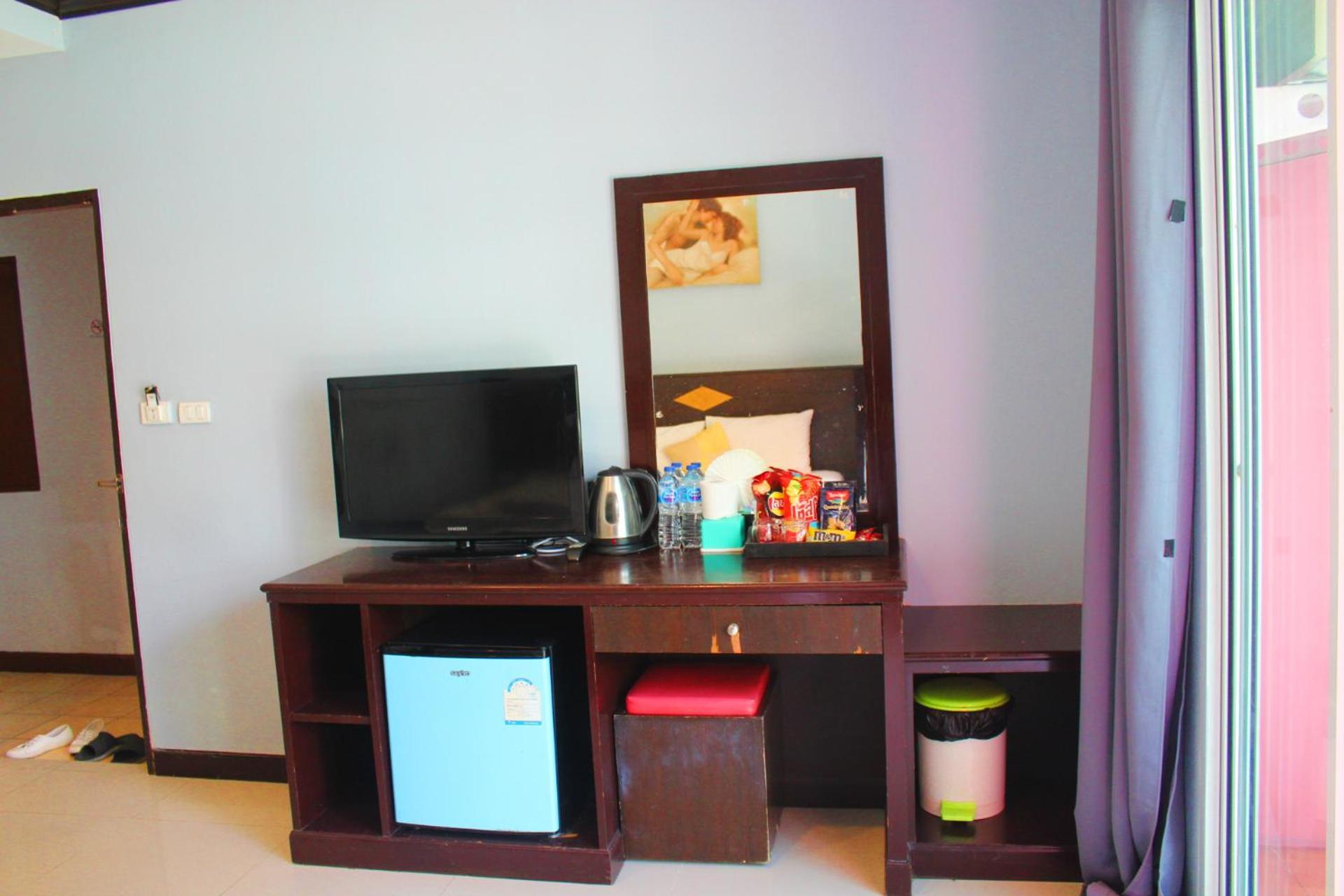 Hollywood Inn Hotel Patong Екстериор снимка