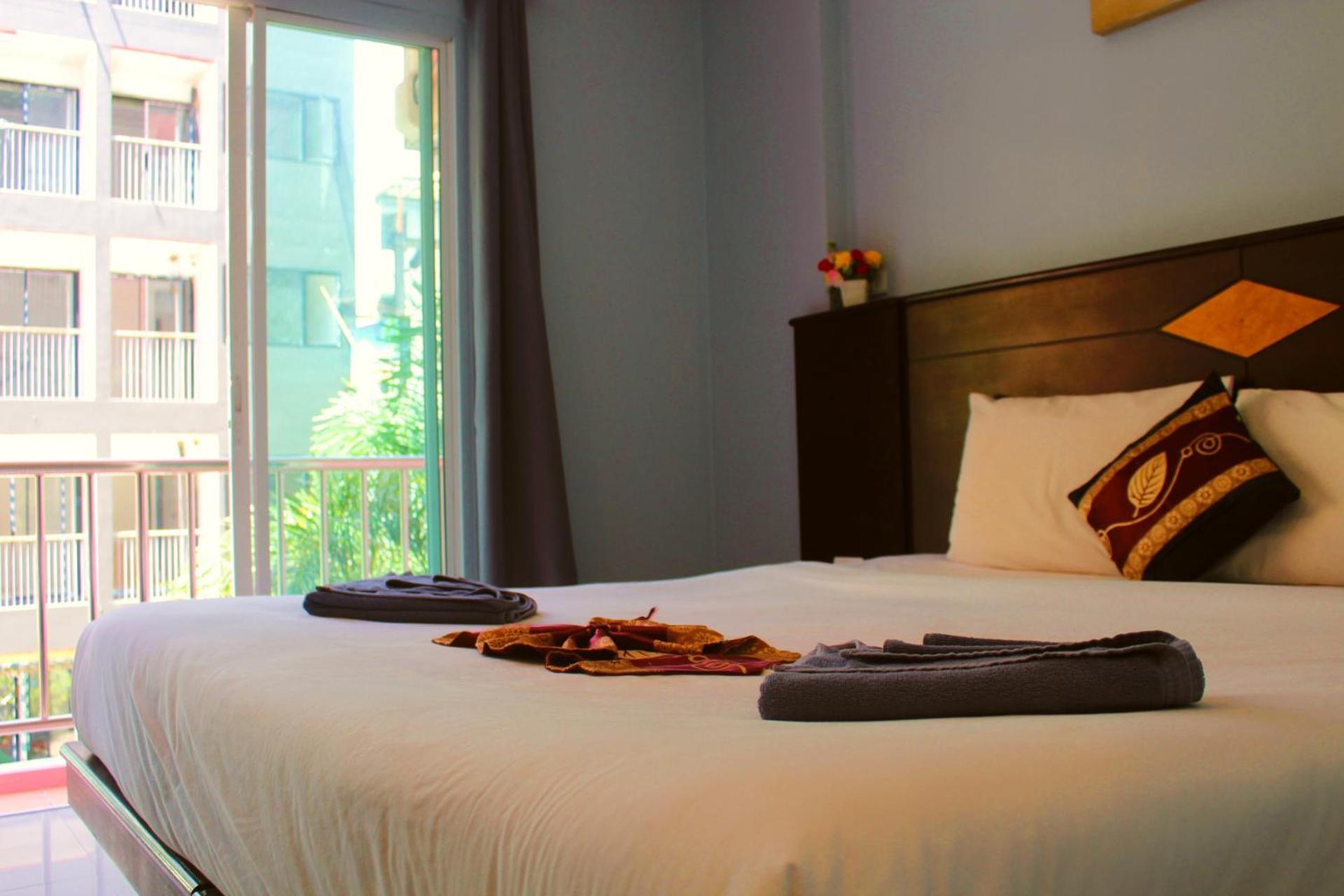 Hollywood Inn Hotel Patong Екстериор снимка
