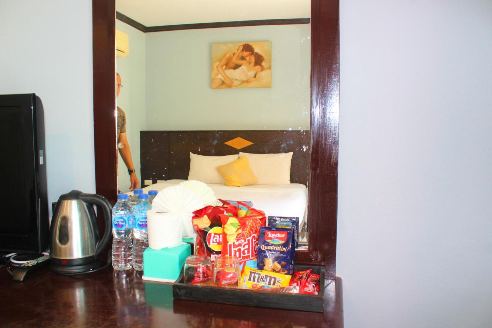 Hollywood Inn Hotel Patong Екстериор снимка