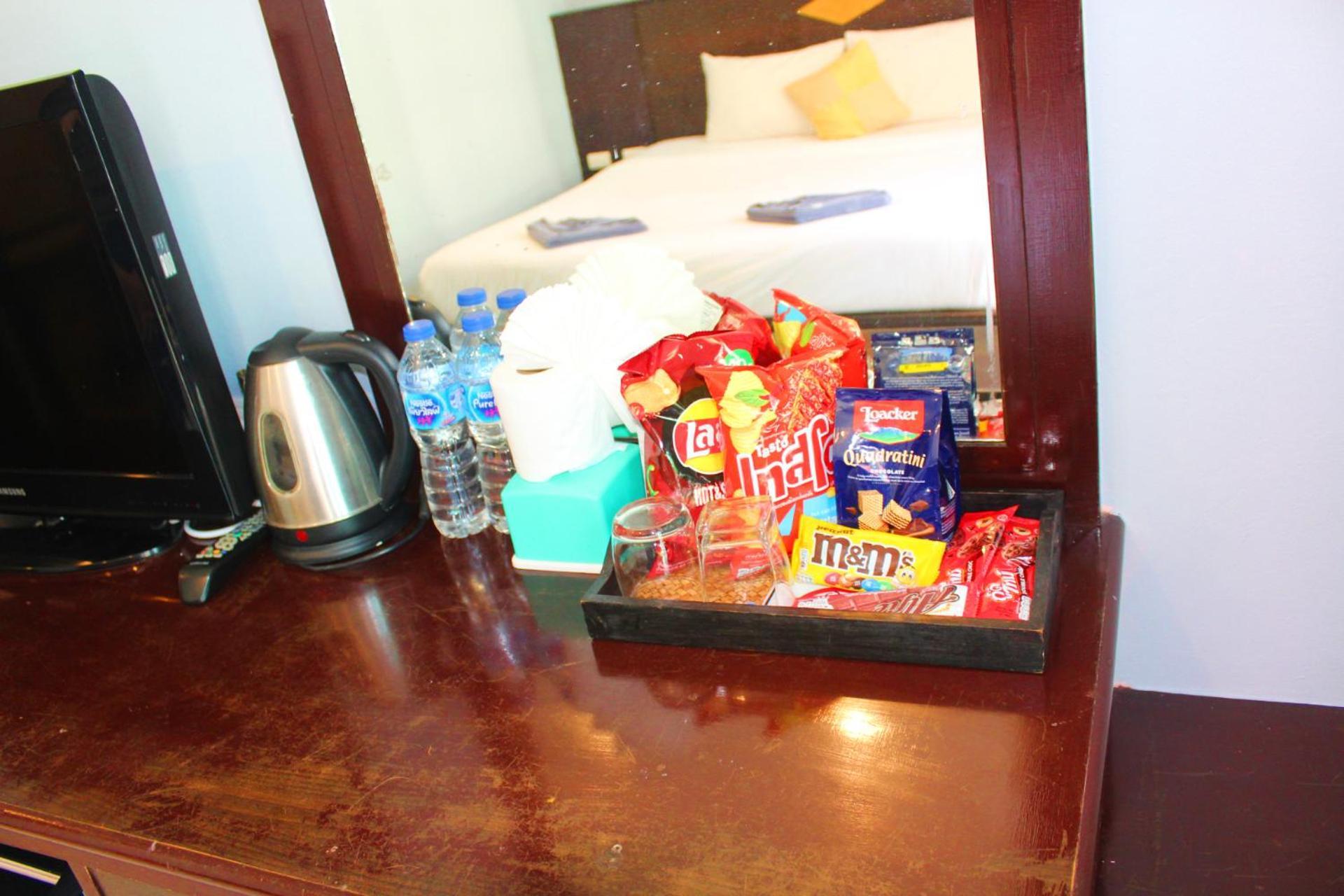 Hollywood Inn Hotel Patong Екстериор снимка